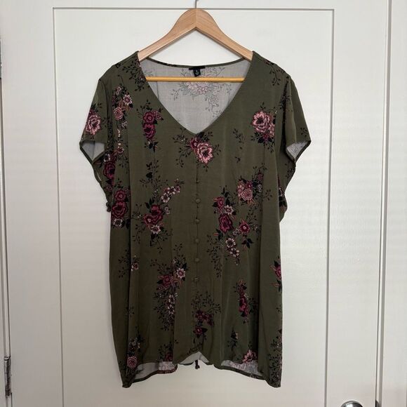 Torrid Top Womens Plus Sz 4 Green Floral Short Sleeve V Neck Button Up Stretch - Picture 1 of 10